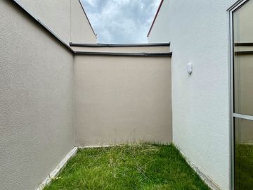 Extraordinaria casa de un solo nivel en renta en Galicia Verde Conjunto Residencial. Cerritos.