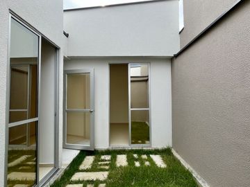 Extraordinaria casa de un solo nivel en renta en Galicia Verde Conjunto Residencial. Cerritos.