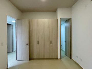Extraordinaria casa de un solo nivel en renta en Galicia Verde Conjunto Residencial. Cerritos.