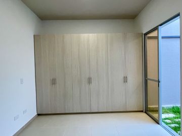 Extraordinaria casa de un solo nivel en renta en Galicia Verde Conjunto Residencial. Cerritos.