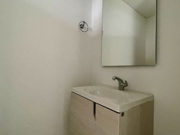 Extraordinaria casa de un solo nivel en renta en Galicia Verde Conjunto Residencial. Cerritos.