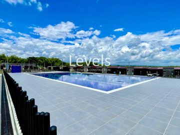 Extraordinaria casa de un solo nivel en renta en Galicia Verde Conjunto Residencial. Cerritos.