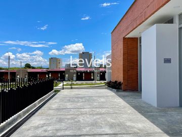 Extraordinaria casa de un solo nivel en renta en Galicia Verde Conjunto Residencial. Cerritos.