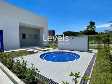 Extraordinaria casa de un solo nivel en renta en Galicia Verde Conjunto Residencial. Cerritos.