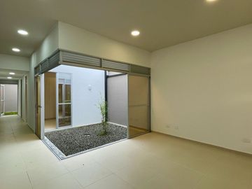 Extraordinaria casa de un solo nivel en renta en Galicia Verde Conjunto Residencial. Cerritos.