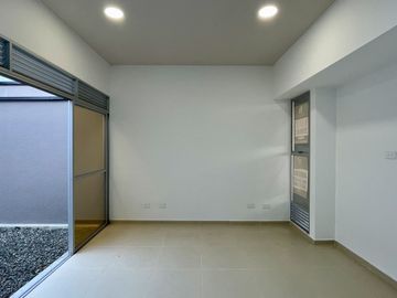 Extraordinaria casa de un solo nivel en renta en Galicia Verde Conjunto Residencial. Cerritos.