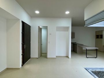 Extraordinaria casa de un solo nivel en renta en Galicia Verde Conjunto Residencial. Cerritos.