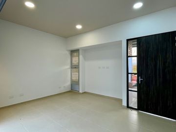 Extraordinaria casa de un solo nivel en renta en Galicia Verde Conjunto Residencial. Cerritos.
