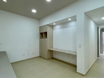Extraordinaria casa de un solo nivel en renta en Galicia Verde Conjunto Residencial. Cerritos.