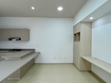 Extraordinaria casa de un solo nivel en renta en Galicia Verde Conjunto Residencial. Cerritos.