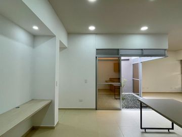Extraordinaria casa de un solo nivel en renta en Galicia Verde Conjunto Residencial. Cerritos.