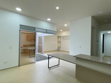 Extraordinaria casa de un solo nivel en renta en Galicia Verde Conjunto Residencial. Cerritos.