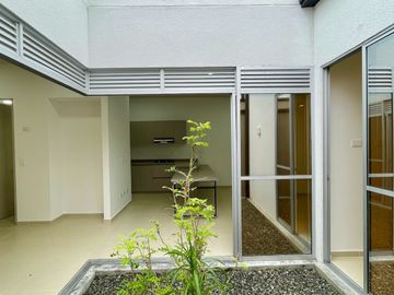 Extraordinaria casa de un solo nivel en renta en Galicia Verde Conjunto Residencial. Cerritos.