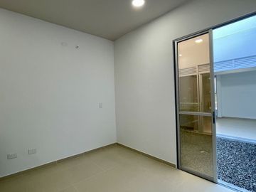 Extraordinaria casa de un solo nivel en renta en Galicia Verde Conjunto Residencial. Cerritos.