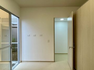 Extraordinaria casa de un solo nivel en renta en Galicia Verde Conjunto Residencial. Cerritos.