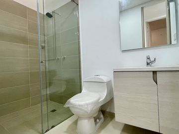 Extraordinaria casa de un solo nivel en renta en Galicia Verde Conjunto Residencial. Cerritos.
