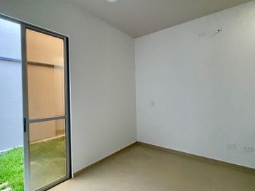 Extraordinaria casa de un solo nivel en renta en Galicia Verde Conjunto Residencial. Cerritos.