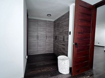 SE VENDE CASA INDEPENDIENTE, 3 NIVELES, PISCINA GONZÁLEZ SUÁREZ