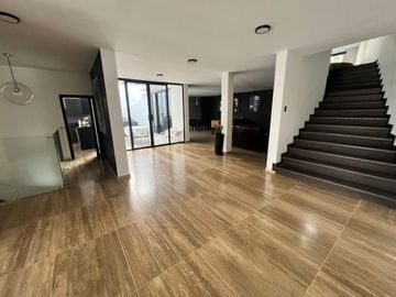 SE VENDE CASA INDEPENDIENTE, 3 NIVELES, PISCINA GONZÁLEZ SUÁREZ