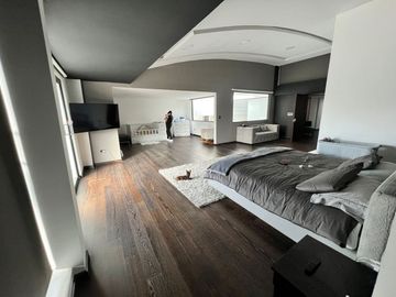 SE VENDE CASA INDEPENDIENTE, 3 NIVELES, PISCINA GONZÁLEZ SUÁREZ