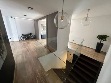 SE VENDE CASA INDEPENDIENTE, 3 NIVELES, PISCINA GONZÁLEZ SUÁREZ