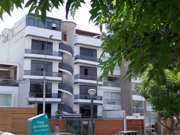 ALQUILER departamento frente a parque en SAN BORJA ideal para familias jóvenes.