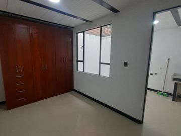 CASA EN VENTA EN BRITALIA KENNEDY 3 NIVELES CON TERRAZA