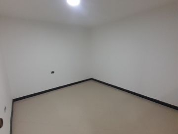 CASA EN VENTA EN BRITALIA KENNEDY 3 NIVELES CON TERRAZA