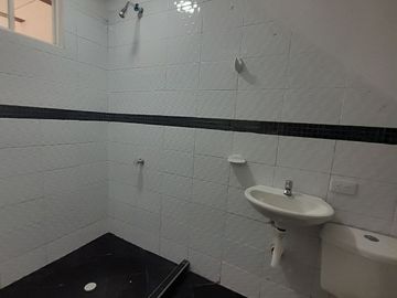 CASA EN VENTA EN BRITALIA KENNEDY 3 NIVELES CON TERRAZA