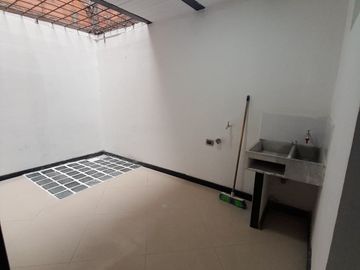 CASA EN VENTA EN BRITALIA KENNEDY 3 NIVELES CON TERRAZA