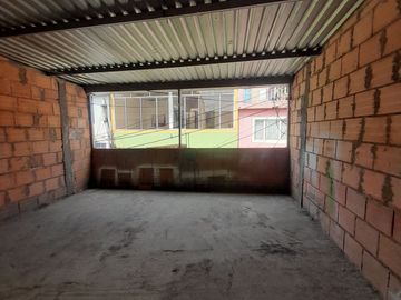 CASA EN VENTA EN BRITALIA KENNEDY 3 NIVELES CON TERRAZA