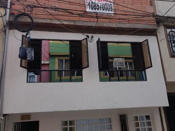 CASA EN VENTA EN BRITALIA KENNEDY 3 NIVELES CON TERRAZA