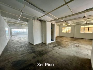Local Comercial Surquillo frente Mcdo N° 2, AO. 236 m². 2do piso + aires