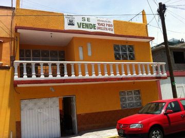 Excelente CASA Familiar