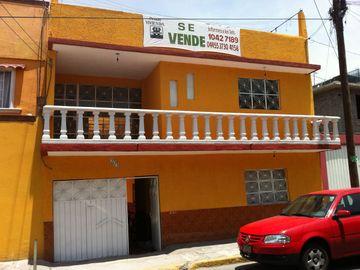 Excelente CASA Familiar