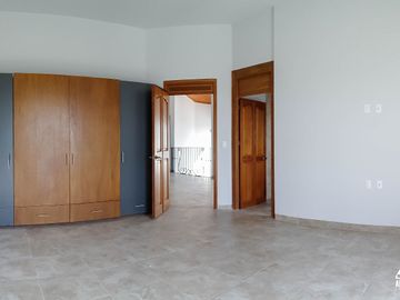 Casa en VENTA o RENTA en Bosques del Refugio. CON 4 RECAMARAS.