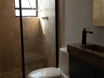 Casa en VENTA o RENTA en Bosques del Refugio. CON 4 RECAMARAS.