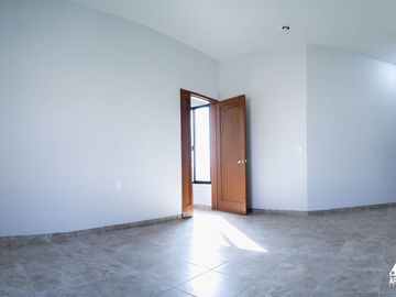 Casa en VENTA o RENTA en Bosques del Refugio. CON 4 RECAMARAS.