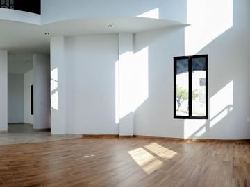 Casa en VENTA o RENTA en Bosques del Refugio. CON 4 RECAMARAS.