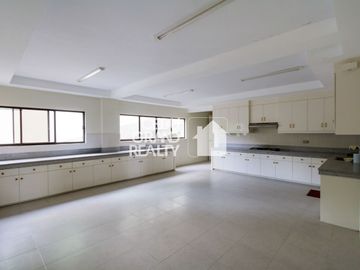 Large 9 Bedroom House with Ocean View for Sale in Maria Luisa Park