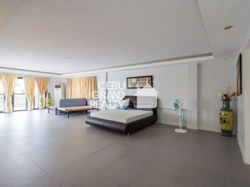 Large 9 Bedroom House with Ocean View for Sale in Maria Luisa Park