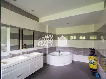 Large 9 Bedroom House with Ocean View for Sale in Maria Luisa Park