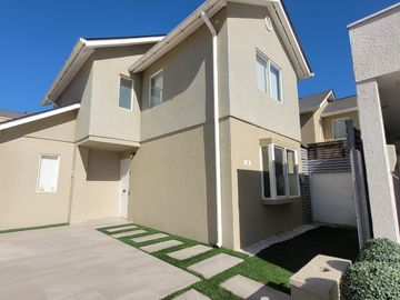 Gran Oportunidad!!! Hermosa casa en Condominio - 4D 3B - Buin