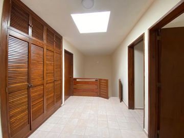 VENTA CASA MANSIONES DEL VALLE,4 recamaras,estudio,cuarto servicio,jardin