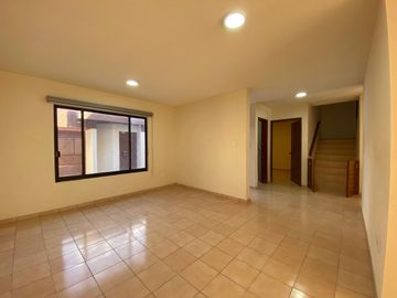 VENTA CASA MANSIONES DEL VALLE,4 recamaras,estudio,cuarto servicio,jardin