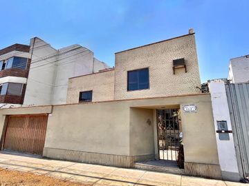 Casa a precio de terreno - Las Gardenias, Surco