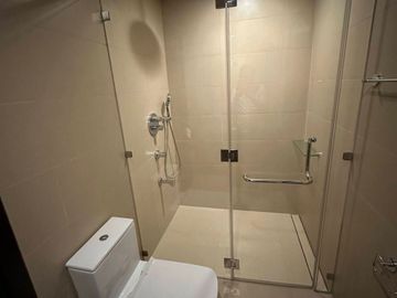 GOOD DEAL FOR SALE: 1 Bedroom Unit in Garden Towers, Makati City