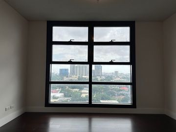 GOOD DEAL FOR SALE: 1 Bedroom Unit in Garden Towers, Makati City