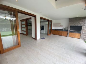 VENTA OPORTUNIDAD CASA EN NAYON EN URBANIZACION PRIVADA