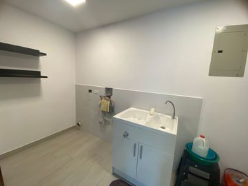 VENTA OPORTUNIDAD CASA EN NAYON EN URBANIZACION PRIVADA